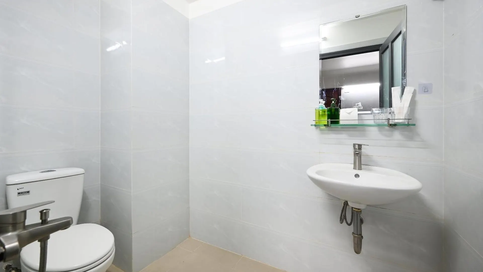Montana Hotel & Aparment Saigon Airport Хошимин 0*,